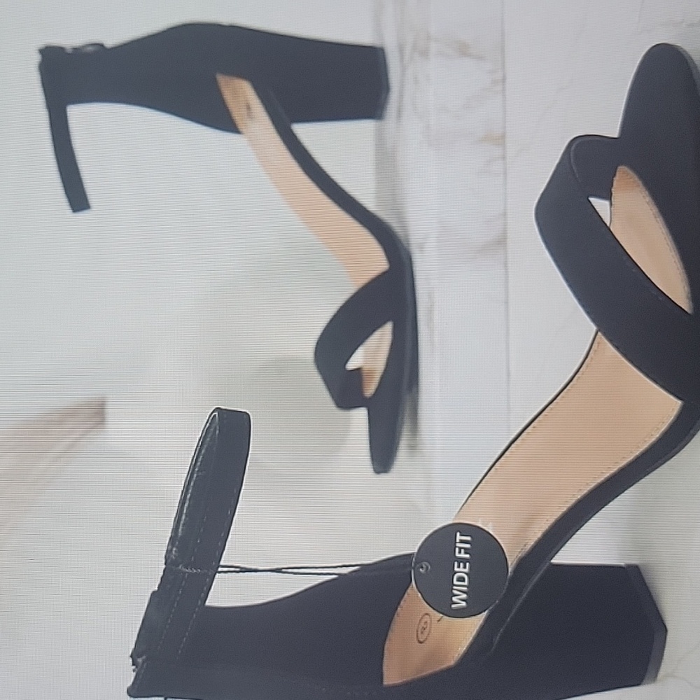 Minimalist  chunky heeled ankle strap faux suede  sandals! Wide  size 10